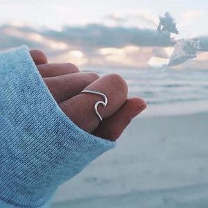 Taru Silver/ Gold/ Rose Gold Color Wave Metal Wire Minimalist Knuckle Ring For Surfer Women (Size 8) https://heidikimurart.com/products/minimalist-silver-gold-rose-gold-metal-wire-simple-metal-surfer-midi-ring-knuckle-surf-rings-ocean-wire-ring