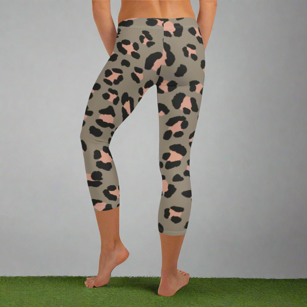Grey Leopard Print Capri Leggings, Best Casual Capris Tights For Women-Made in USA/EU/MX (US Size: XS-XL)