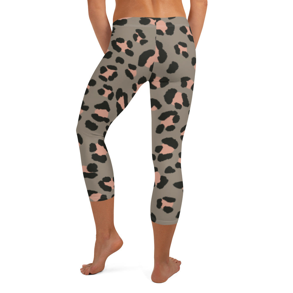 Grey Cheetah Print Capri Leggings, Cheetah Leopard Spots Animal Print Capri Leggings, Modern Best Women's Casual Tights Capri Leggings Casual Activewear, ‎Women's Capri Leggings, Girls Capri Gym Leggings, Capri Leggings For Summer - Made in USA/EU/MX (US Size: XS-XL)