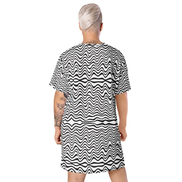 Black White Wavy T-Shirt Dress, Designer Abstract Oversized Athletic Style Women's Smooth Soft Stretchy Designer Premium Quality Best Oversize Fit Comfy Short Sleeves Dress - Made in USA/EU/MX (US Size: 2XL-6XL) Plus Size Available For Curvy Ladies