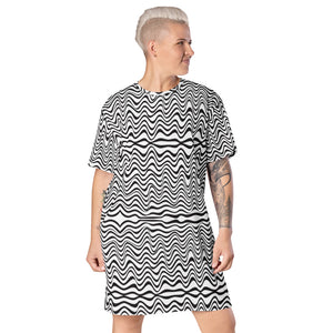 Black White Wavy T-Shirt Dress, Designer Abstract Oversized Women's T-Shirt Dress-Made in USA/EU | Heidikimurart Limited Black White Wavy T-Shirt Dress, Designer Abstract Oversized Women's T-Shirt Dress-Made in USA/EU | Heidikimurart Limited