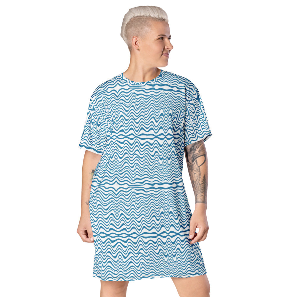 Blue White Wavy T-Shirt Dress, Designer Abstract Oversized Athletic Style Women's Smooth Soft Stretchy Designer Premium Quality Best Oversize Fit Comfy Short Sleeves Dress - Made in USA/EU/MX (US Size: 2XL-6XL) Plus Size Available For Curvy Ladies