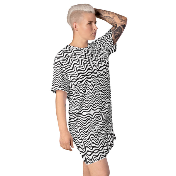 Black White Wavy T-Shirt Dress, Designer Abstract Oversized Athletic Style Women's Smooth Soft Stretchy Designer Premium Quality Best Oversize Fit Comfy Short Sleeves Dress - Made in USA/EU/MX (US Size: 2XL-6XL) Plus Size Available For Curvy Ladies