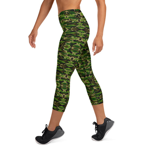 Green Camo Yoga Capri Leggings, Camouflage Military Print Designer Yoga Capri Leggings, Modern Comfy Moisture-Wicking, High-Waisted Capri Leggings Yoga Pants Mid-Calf Length Activewear- Made in USA/EU/MX (US Size: XS-XL)