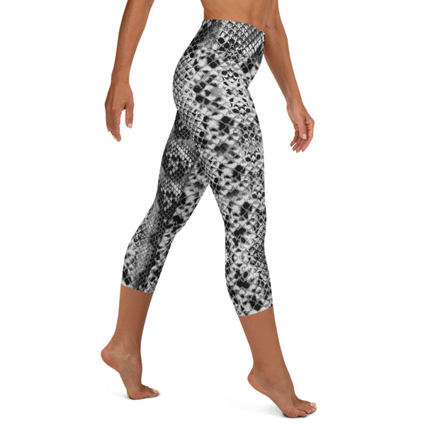 Black Snakeskin Print Capri Tights, Python Snake Print Designer Yoga Capris Leggings, Modern Comfy Moisture-Wicking, High-Waisted Capri Leggings Yoga Pants Mid-Calf Length Activewear- Made in USA/EU/MX (US Size: XS-XL)