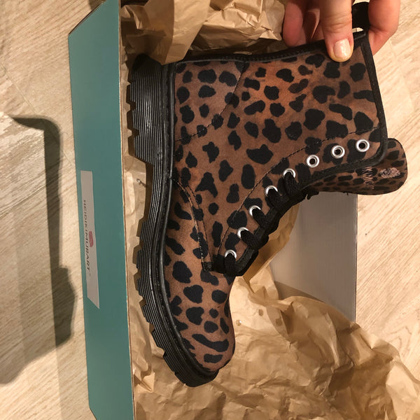Brown Leopard Women's Boots, Animal Print Winter Laced-Up Canvas Hikers Boots For Ladies
