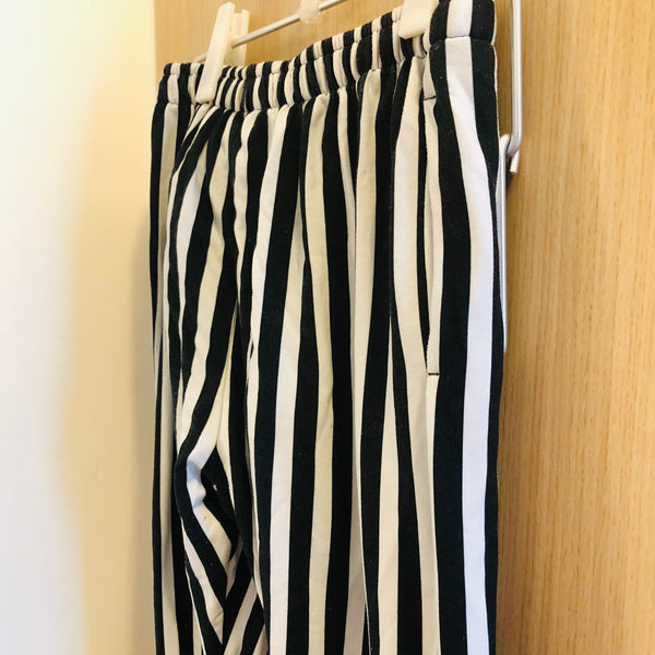 Black White Striped Men's Joggers, Modern Casual Stripe Print Sweatpants- Made in EU